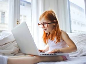 bambina con occhiali al pc